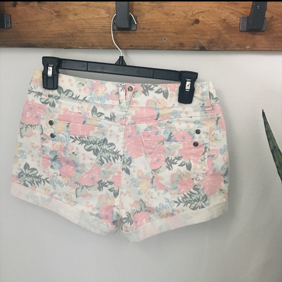 LAST DAY TO BUY 🎀Boutique Shorts - Picture 2 of 3